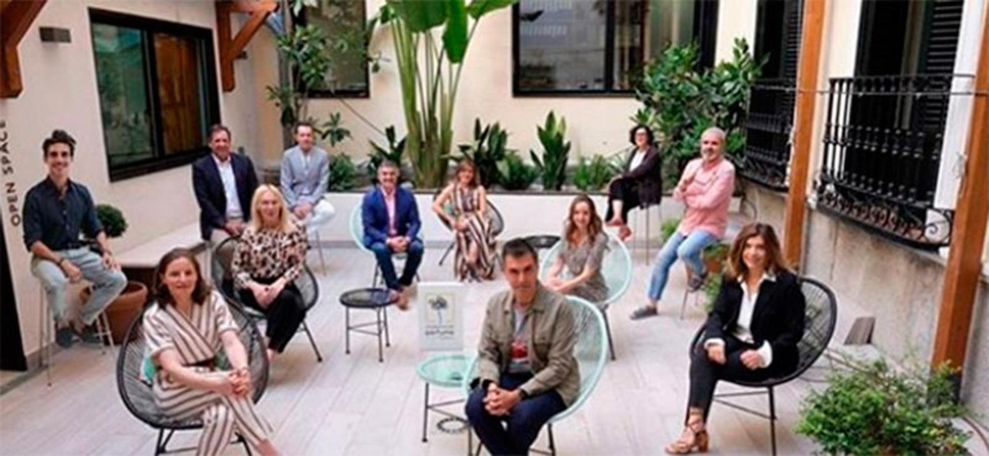 Entre las 13 fotos que hay en su perfil de Instagram, Xandra Falcó colgó esta, junto a resto de miembros del jurado de los Premios de la Academia del Perfume de este 2020.