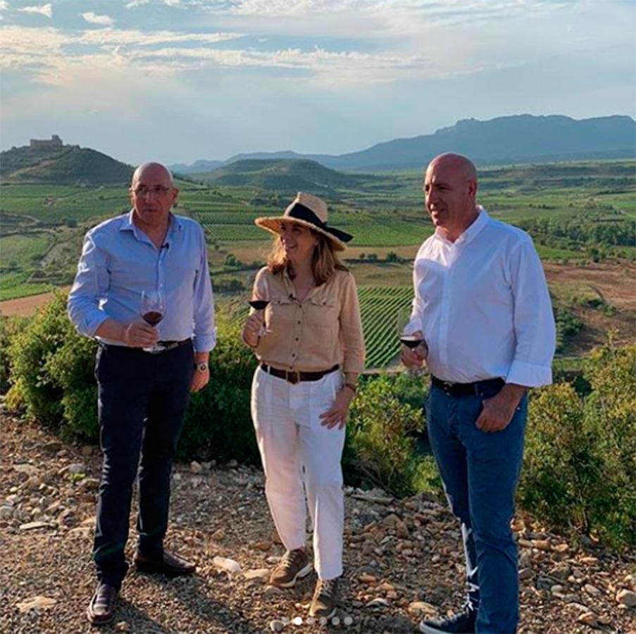 Xandra Falcó en una imagen de sus redes sociales durante la visita a una bodega de La Rioja.