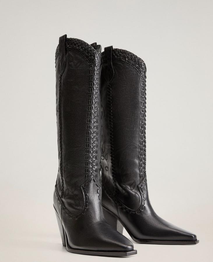 Estas botas negras de estilo cowboy 100% piel prometen ser una de las más deseadas de la temporada. De caña alta, cuentan con tacón ancho y detalles bordados y tienen un precio de 119,99 euros.