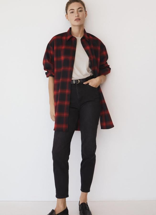 Con estampado de cuadros en negro y rojo, esta camisa oversize de manga larga con puños abotonados tiene un precio de 39,99 euros.