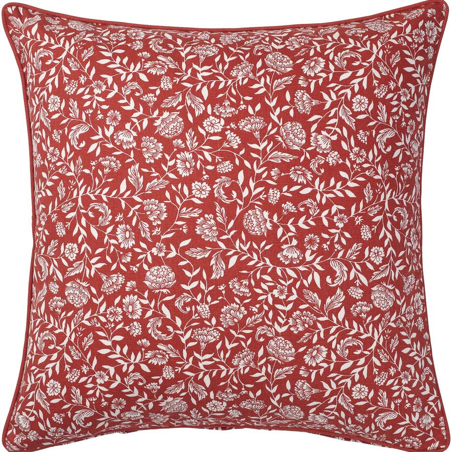 Con estampado floral en rojo y blanco, esta funda de cojín con medidas de 50x50 centímetros tiene un precio de 4 euros.