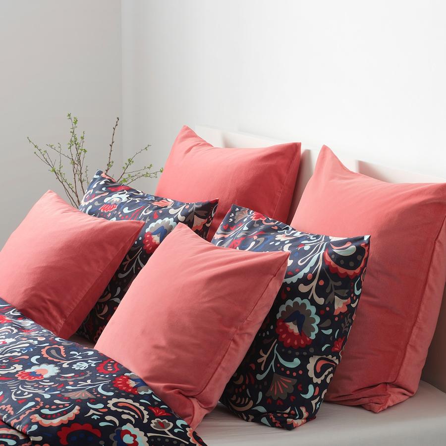 En color rojizo claro, esta funda de cojín que mide 50x50 centímetros cuenta con un tejido aterciopelado de taco muy suave. Está disponible en otros tonos y tiene un precio de 10 euros.