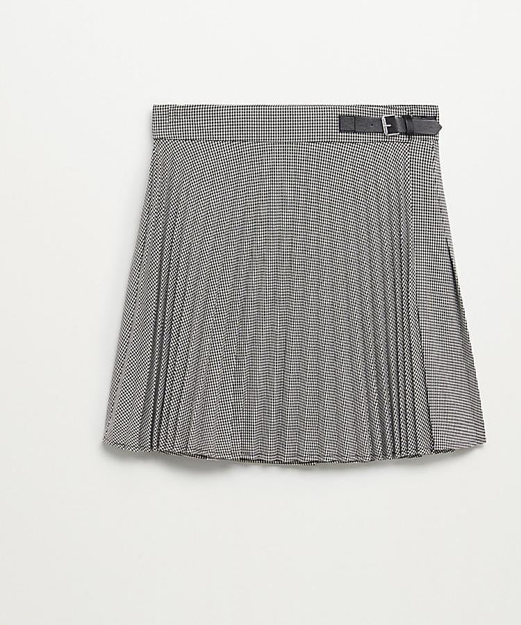 Disponible en gris o rojo, esta minifalda con estampado de cuadro escocés cuenta con cierre de tiras y diseño plisado. Tiene un precio de 25,99 euros.