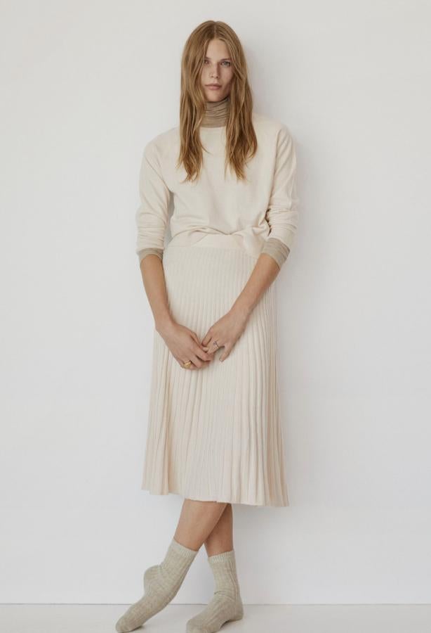 Esta falda de punto plisada con diseño acampanado y de corte midi cuenta con cintura elástica y tiene un precio de 25,99 euros.