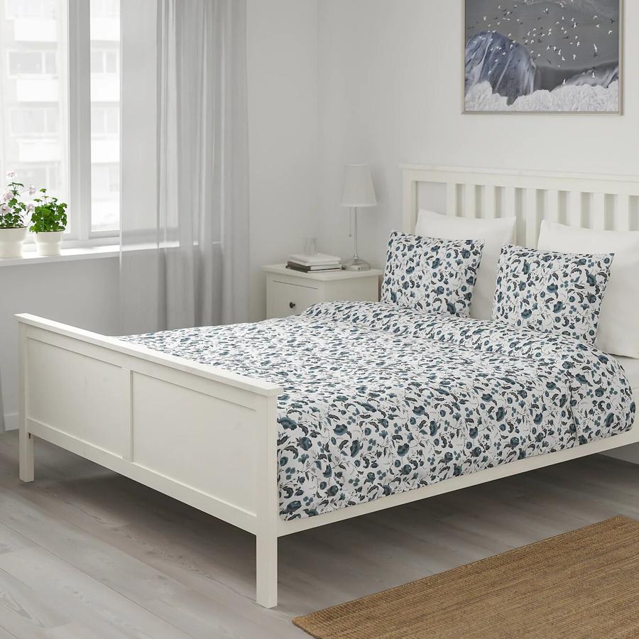 Con medidas de 240x220 centímetros y dos fundas de almohada a juego, esta funda nórdica con estampado floral en blanco y azul tiene un precio de 25 euros. También está disponible con medidas de 150x200 centímetros.