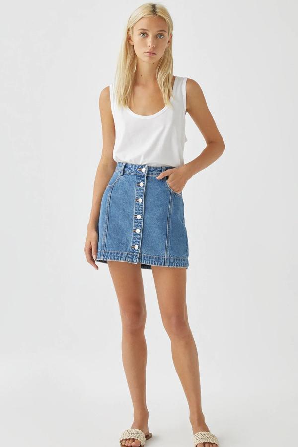 Con botones en la parte delantera, esta minifalda vaquera en color azul (también está disponible en color negro) cuenta con bolsillos y cintura con trabillas y tiene un precio de 17,99 euros.