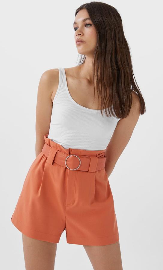 En color mandarina, estos shorts de tiro alto con detalle de pinzas y cinturón del mismo tono tienen un precio de 12,59 euros.
