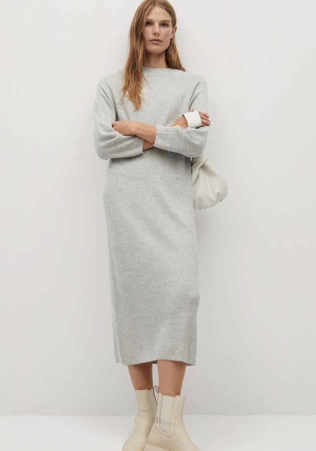 En color gris claro, este vestido largo de punto fino de estilo jersey cuenta con cuello redondo, manga larga y terminaciones de canalé. Tiene un precio de 29,99 euros.