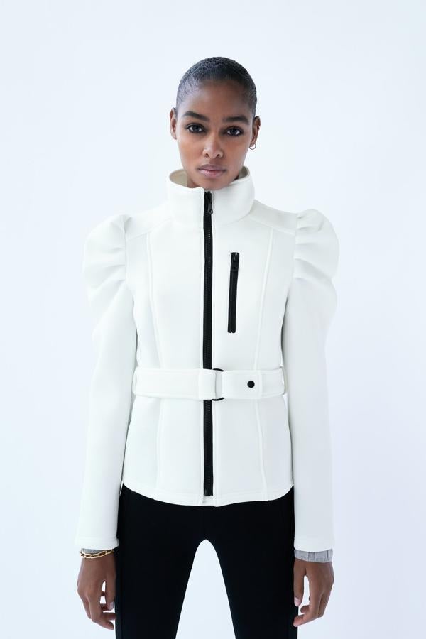 Convertida ya en una de las prendas más deseadas de la nueva colección de Zara, esta chaqueta de efecto neopreno en color crudo cuenta con manga abullonada en el hombro, cinturón con botones a presión y bolsillo en la parte delantera. Es de Zara y tiene un precio de 29,95 euros. También está disponible en negro.
