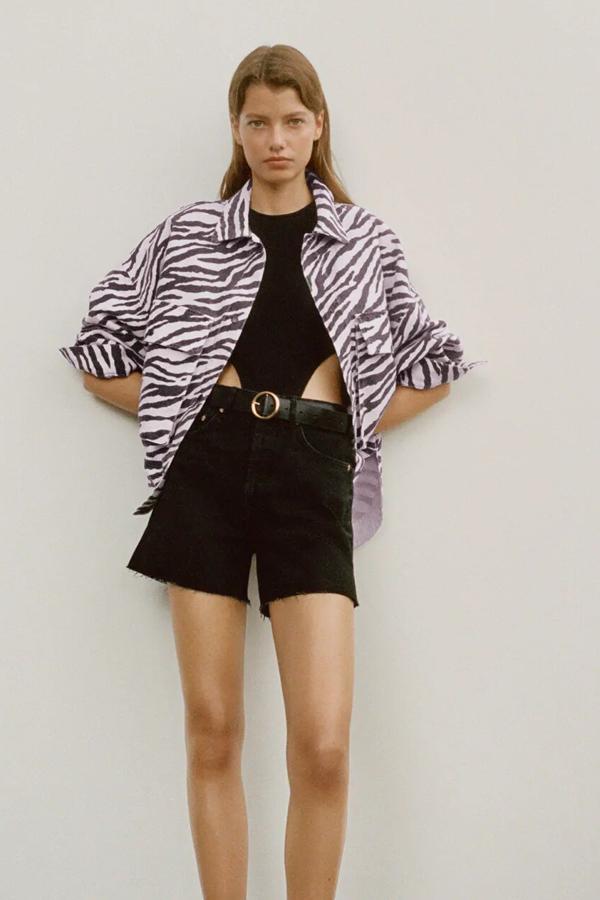 En color rosa pastel con estampado animal, esta chaqueta de manga larga con aberturas laterales en el bajo es de Zara y tiene un precio de 29,95 euros.