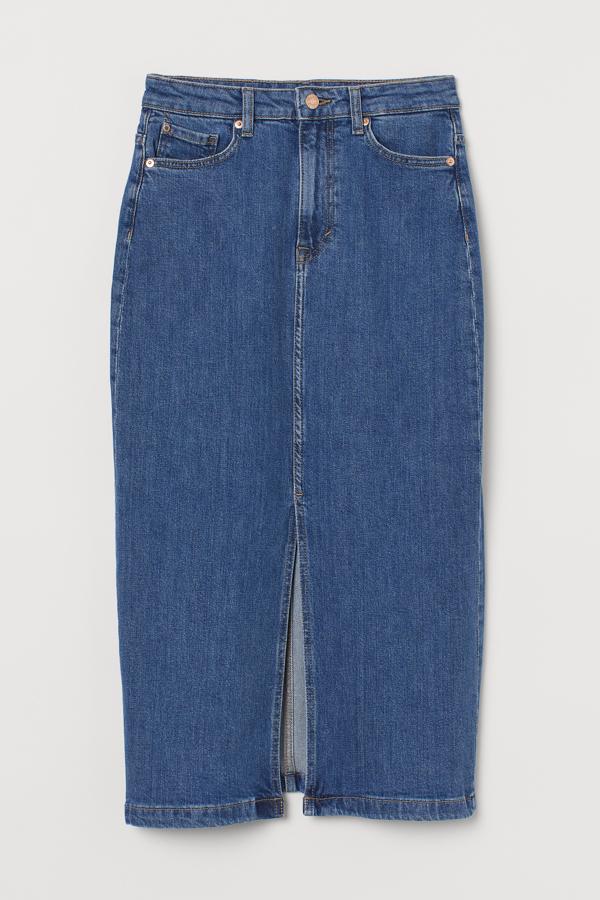 En color azul, esta falda de tubo denim con cinco bolsillos cuenta con cierre de cremallera con botón y abertura en la parte delantera. Confeccionada con algodón parcialmente reciclado, tiene un precio de 29,99 euros.