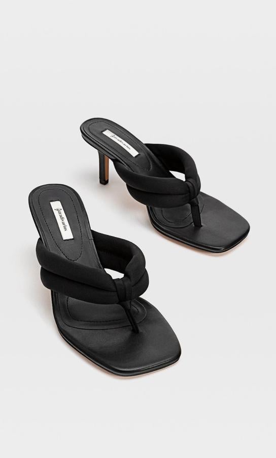 Con tacón de 7 centímetros de altura, esta sandalia de tacón en color negro cuenta con tiras acolchadas. Es de Stradivarius y tiene un precio de 29,99 euros.