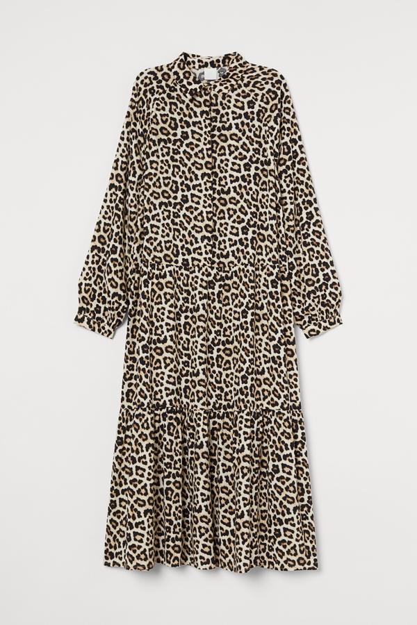 Con estampado de leopardo, este vestido midi vaporoso y corte camisero cuenta con botones ocultos y costura fruncida en caderas y bajo. Tiene un precio de 19,99 euros.