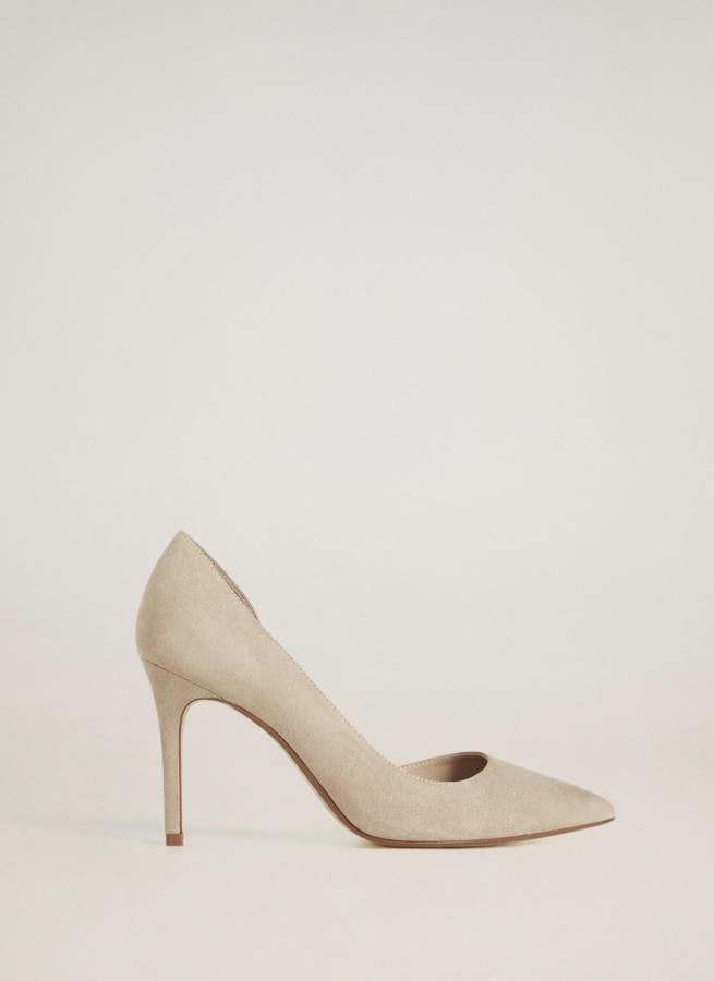 Este zapato de salón asimétrico en color gris claro (también está disponible en negro) y con acabado suave cuenta con abertura lateral y tacón fino de 9,5 centímetros. Es de Mango y tiene un precio de 29,99 euros.