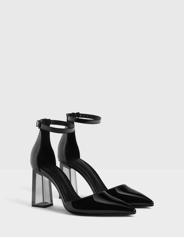 Este zapato negro tipo pala con tacón de metacrilato y talón con pulsera cuenta con acabado de charol. Es de Bershka y tiene un precio de 25,99 euros.