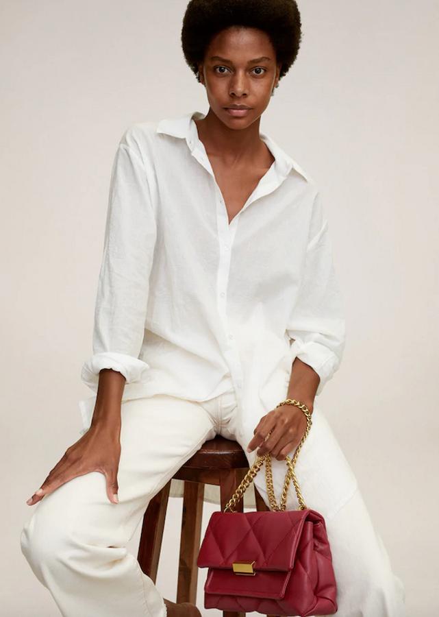 En color cereza, con cierre metálico y asa de hombro de cadena en dorado, este bolso acolchado de Mango viene con triple compartimento y cierre de solapa. Cuesta 35,99 euros.