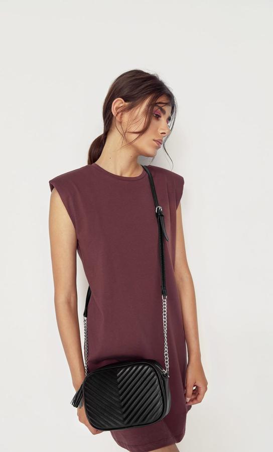 Con rayas diagonales, en color negro y asa larga en cadena y piel, esta bandolera acolchada de Stradivarius cuesta 12,99 euros.