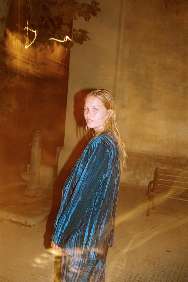 En azul océano, con cuello y solapa con manga larga con hombros marcados, esta blazer de terciopelo de Zara viene con bolsillos delanteros de tapeta y cierre frontal cruzado con botones. Tiene un precio de 59,95 euros y está disponible entre las tallas XS y L.