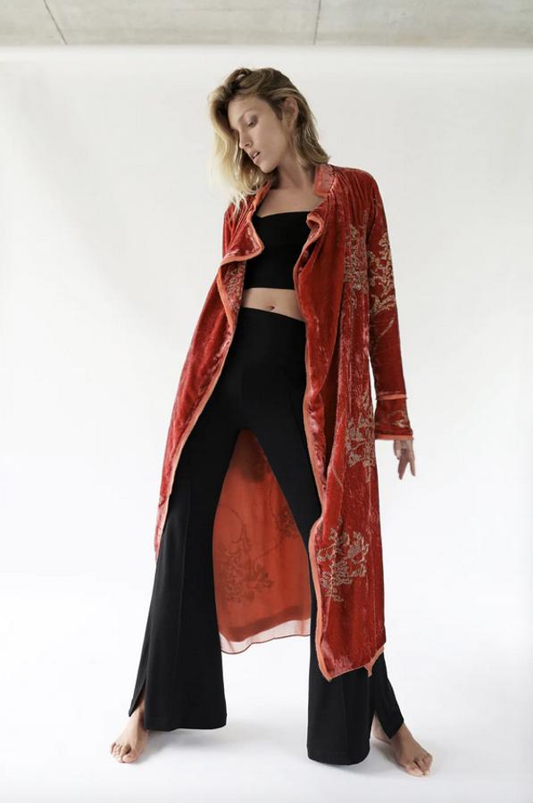 Con cuello y solapa fluida con manga larga, este kimono de Zara confeccionado con tejido en terciopelo viene con bolsillos laterales de vivo y acabados con tejido deshilachado combinado a contraste. Pertenece a la colección de edición limitada de la firma, tiene un precio de 159 euros y está disponible en las tallas XS, S y M.