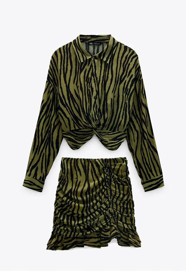 El conjunto 'animal print' de Zara de Alba Díaz combina blusa 'croppped' con nudo (22.95 euros) y falda mini con volante (25.95 euros).