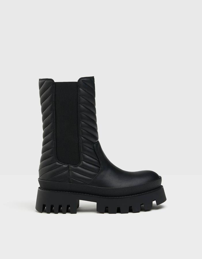 Botas de cuero con efecto acolchado, caña elástica y suela de goma, de Bershka (39,99 €).