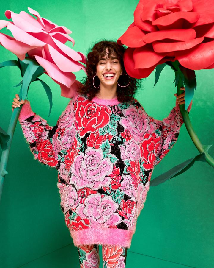 Las flores que tanto caracterizan a ambas marcas no podían faltar en esta colección y son las protagonistas de este jersey oversize con cuello, bajo y puños de peluche (149,95 euros).