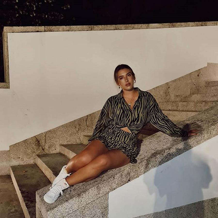 Alba Díaz posó "muy sencilla", como ella misma bromeó, con este conjunto 'animal print' que combina blusa 'cropped' con detalle de nudo y mini falda con volante. Es de la nueva colección de Zara, y cuesta 22.95 y 25.95 euros cada pieza.