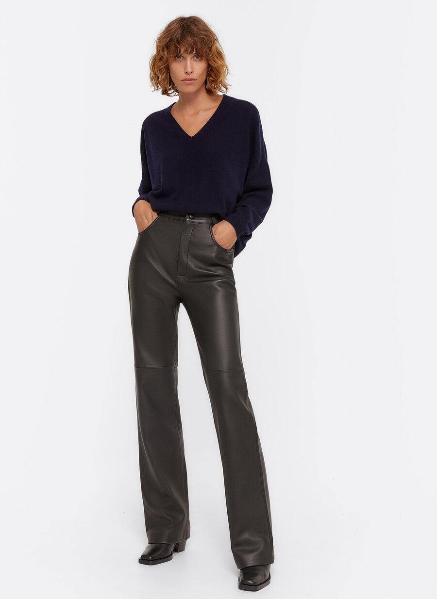 Pantalones acampanados de piel. (229 euros).