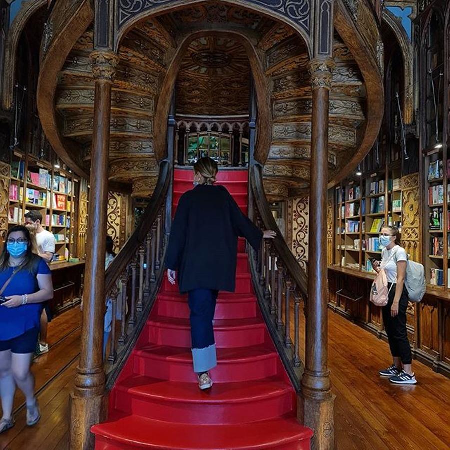 Así lleva en un look de día relajado y muy favorecedor Alba Díaz los mismos vaqueros de nueva colección de Zara que Vicky Martín Berocal lució de noche-