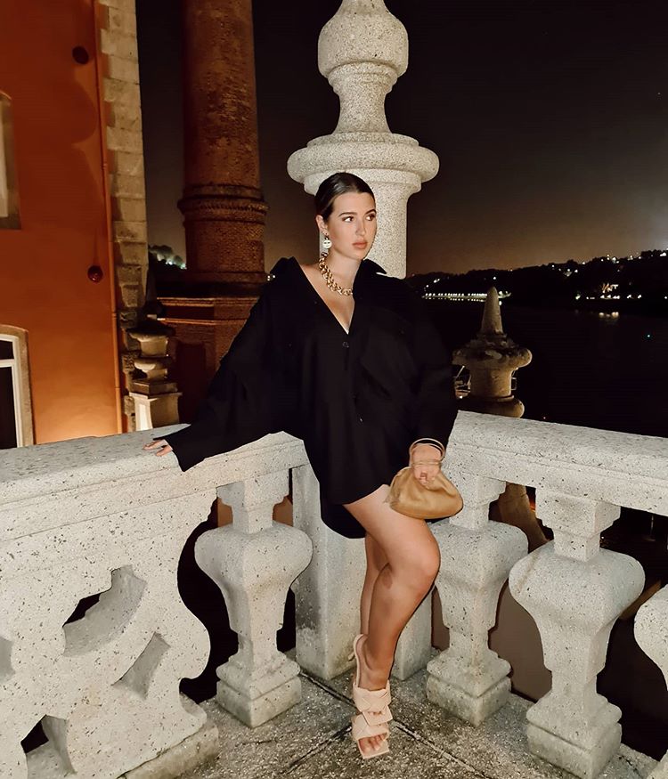 ALba Díaz posó así de sexy durante una de sus noches en Oporto, pero su mini vestido negro tenía truco: en realidad es una camisa satinada de la nueva colección de Zara (22.95 euros) que ella lleva unas cuantas tallas más grandes que la suya para que le haga el efecto LBD. Combinado con las sandalias y el 'pouch' de Bottega Veneta favoritos de las influencers queda sensacional.