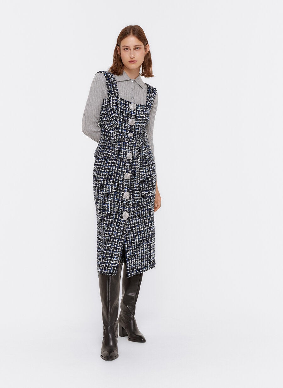 Vestido tweed con cierre de botones y tirantes de Uterqüe, una prenda versátil, cómoda y con muchas posibilidades. (159 euros).