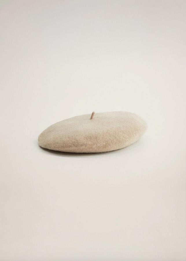 Disponible en lila, arena o negro, esta boina de lana pertenece a la colección Selected de Mango y tiene un precio de 15,99 euros.