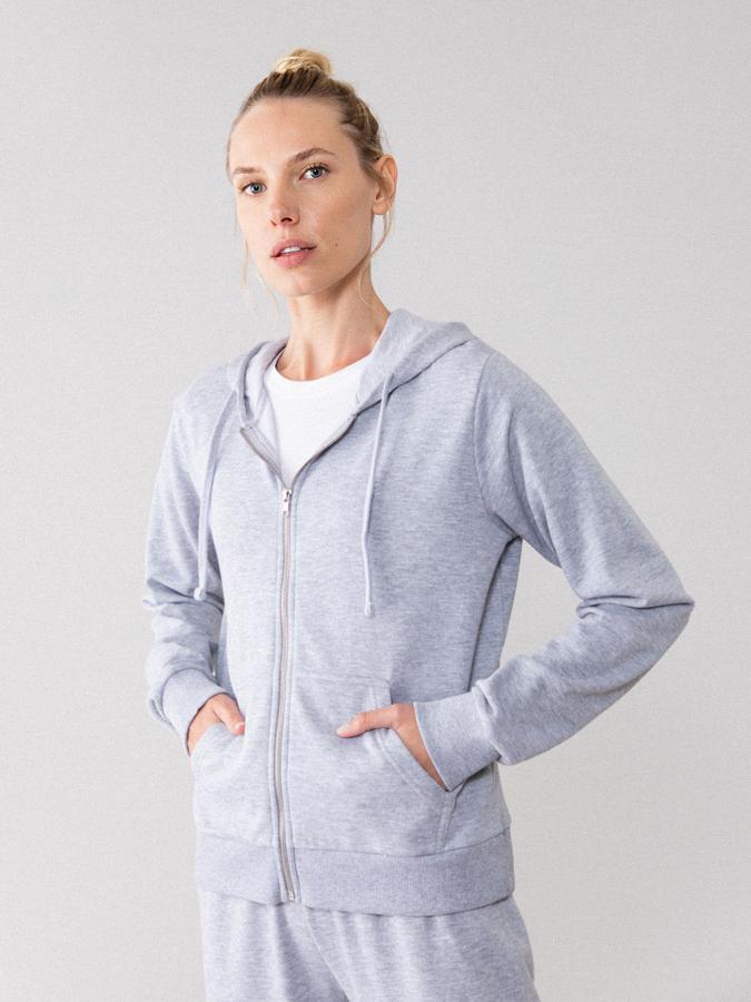 Con capucha ajustable con cordones y bolsillo delantero tipo canguro, esta chaqueta básica de chándal proporciona gran comodidad gracias a su corte holgado y está confeccionada en tejido suave. Cuesta 9,99 euros y está disponible entre las tallas S y XL, en cinco colores además del gris vigoré.