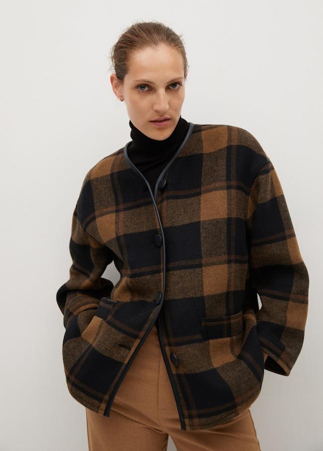 Chaquetón sin solapas, de Mango (79,99 €).