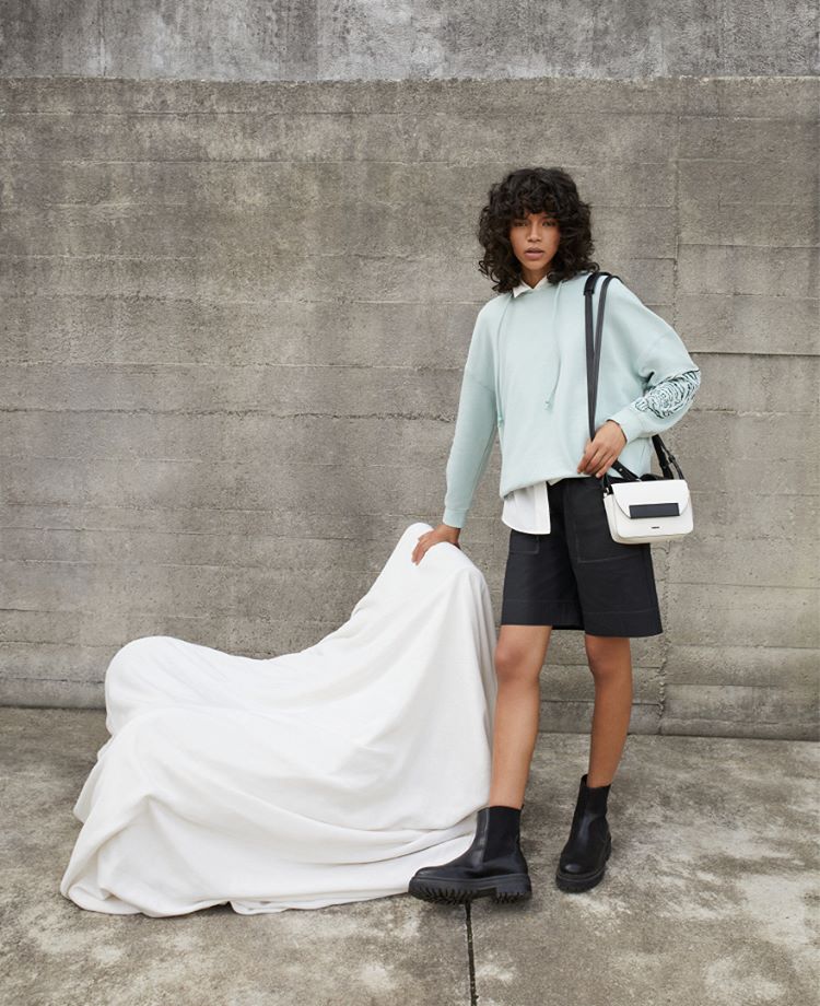 Una de las propuestas de Parfois es la de seguir apostando por los short en clave otoñal, es decir, combinarlos con botines y sudadera, un look ideal para el entretiempo.