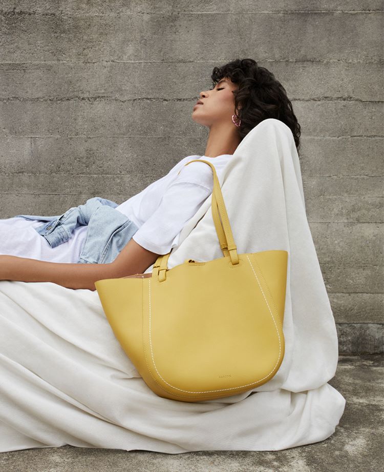 Sigue elevando el rendimientos de los vestidos midi junto a bolsos amplios y cazadoras denim.