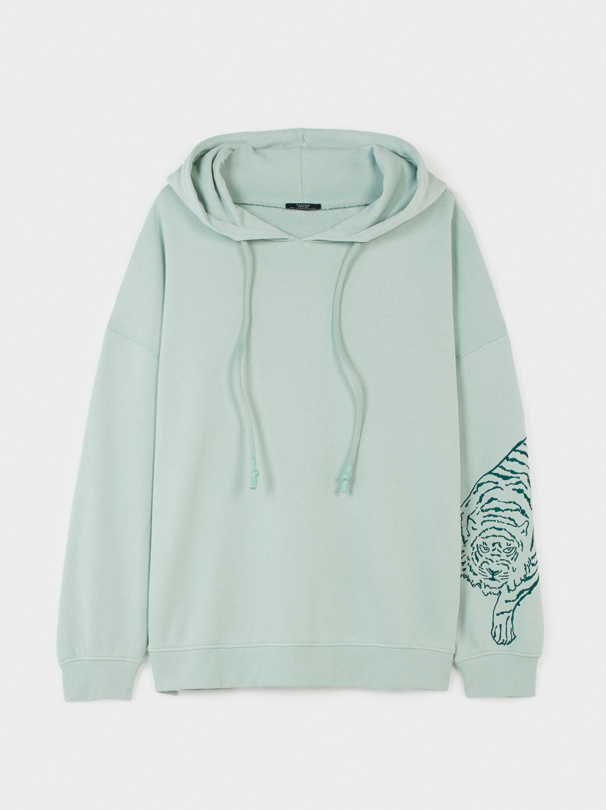 Sudadera con capucha verde agua con estampado animal. (29,99 euros).