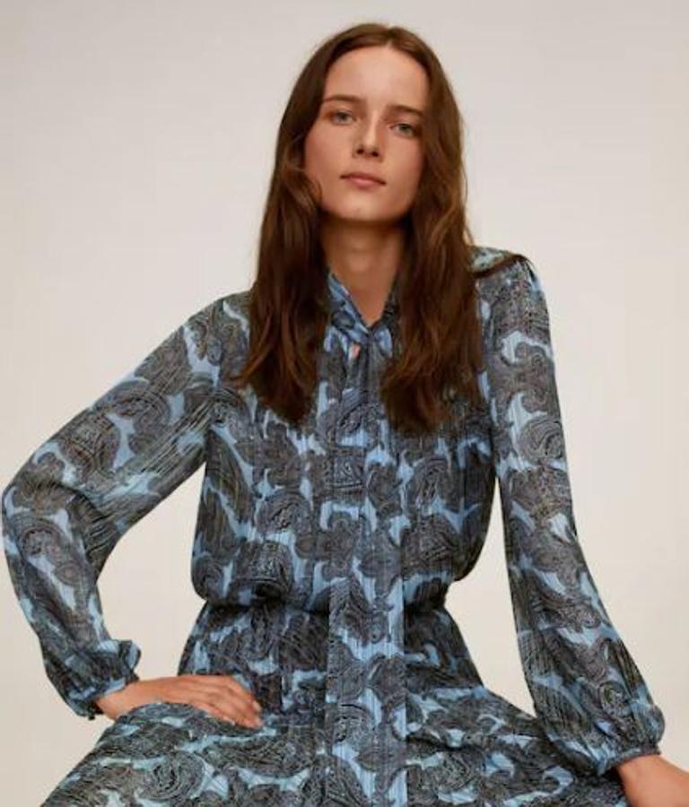 Blusa con lazada en estampado paisley, en tonos azules, con la falda plisado a juego, de Mango (29,99 euros).