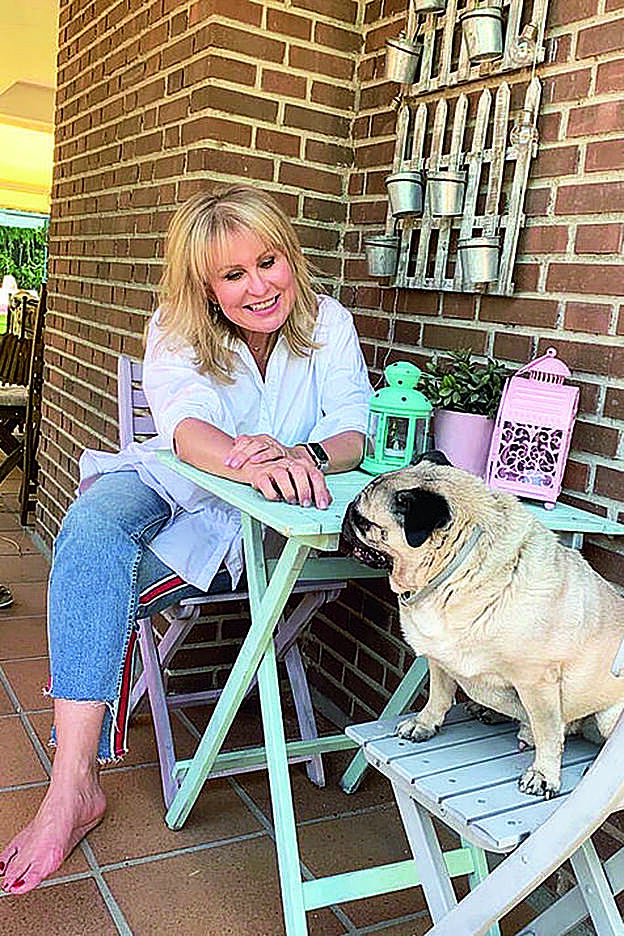 María Rey con su perro, bobo, en el jardín.