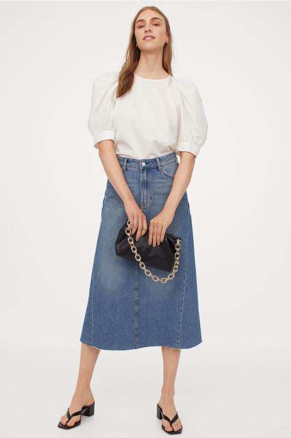 Diseño evasé para esta falda denim de talle alto confeccionada en algodón lavado con acabado suave. Está disponible en cuatro tonos diferentes en H&M, viene con bajos sin rematar y cuesta 29,99 euros. Podemos encontrarla entre las tallas 32 y 46.