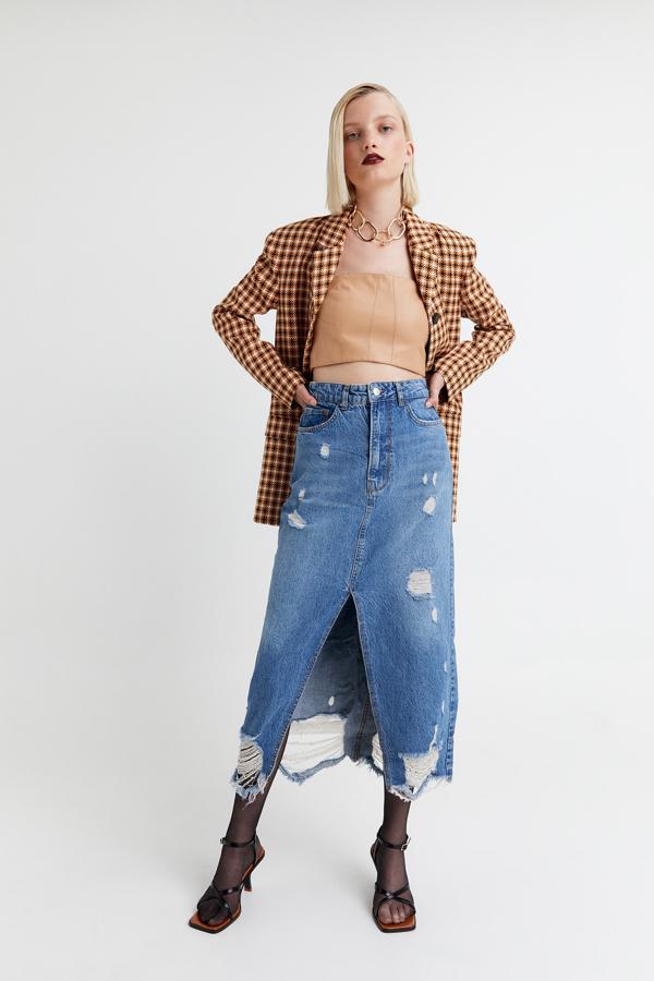 Diseño de tubo amplio con detalles desgastados para esta falda skirt en denim de Sfera que cuesta 29,99 euros y podemos encontrar en las tallas 34, 36 y 38.