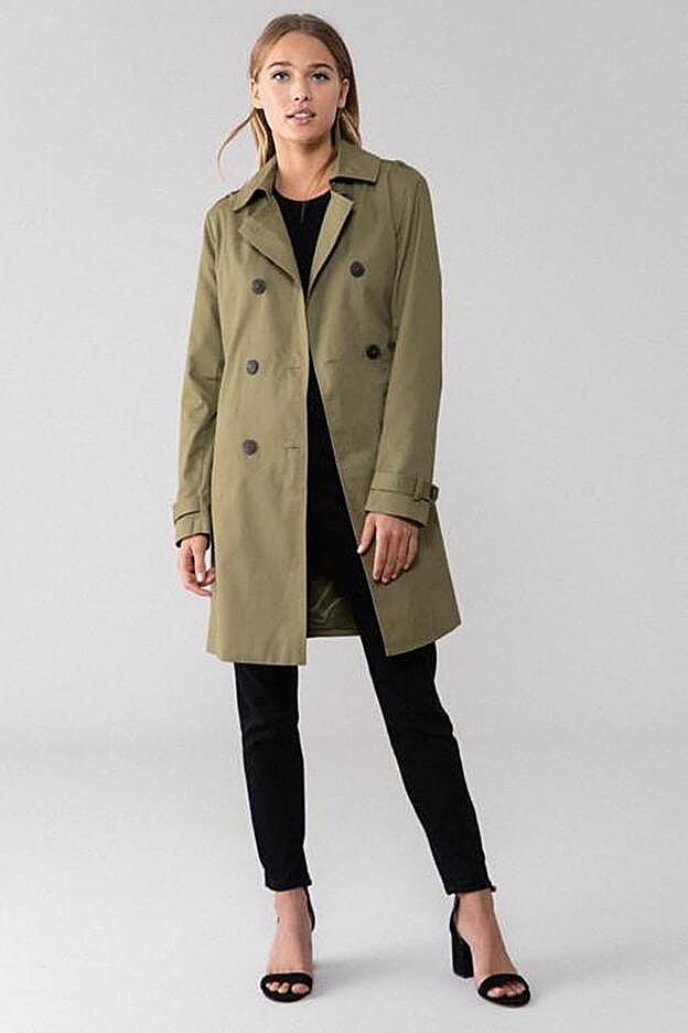 Gabardina larga con cinturón. (19,99 euros).