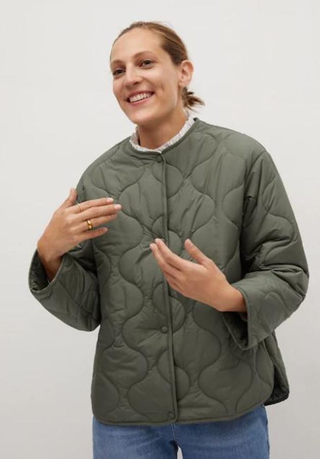 Este modelo de Mango es uno de los que más se ajusta a lo que hemos visto sobre las pasarelas. Es corta, sin cuello y ligera, para poder llevarla sola en otoño o debajo de un abrigo cuando bajen mucho las temperaturas (49,99 euros).