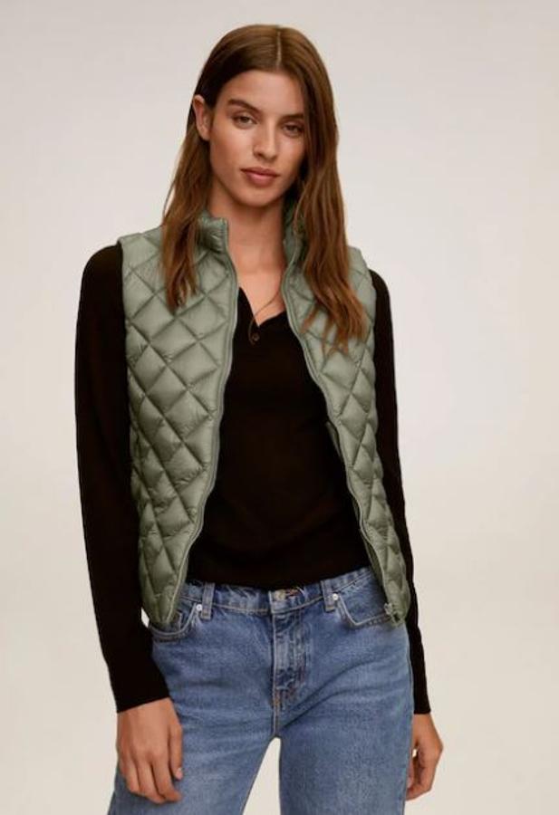 ¿No te atreves con prenda entera? Empieza por el chaleco, que queda ideal con un jersey de cuello vuelto pero también ahora para la snoches más frescas con una camiseta blanca debajo. En Mango tienen en este modelo y se hace en diferentes colores (25,99 euros).