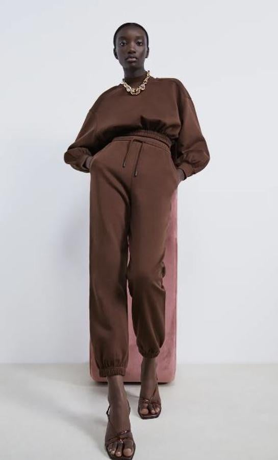 Si buscas algo más sofisticado, lo has escontrado en este modelo marrón chocolate de Zara. La sudadera son 25,95 euros y el pantalón, 17,95.