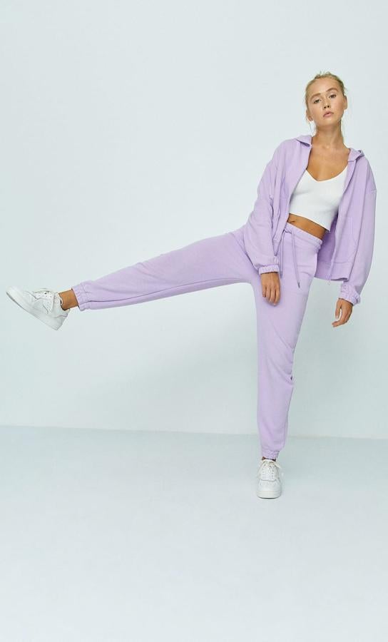 Con sudadera de capucha, todo a juego en color lila, chándal de Stradivarius. Son 17,99 la sudadera y 12,99 el pantalón jogger).