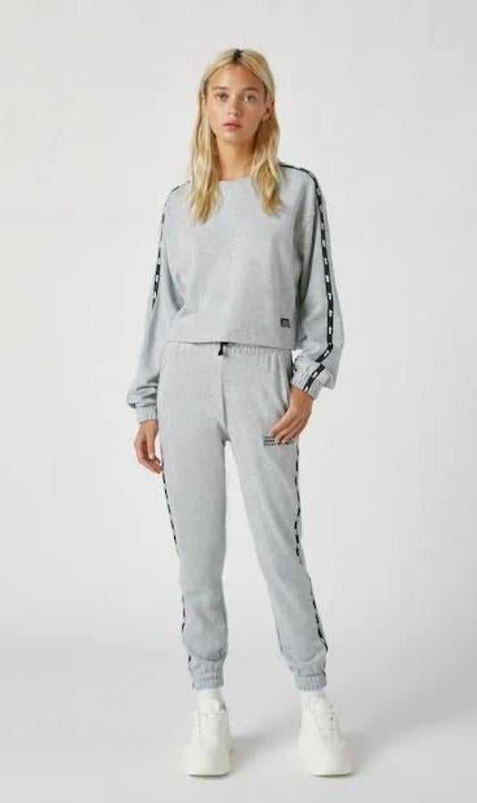 Más urbano y quizá de esos que no sabemos si pasa la fina línea que existe entre un look deportivo y otro de calle, este modelo con tiras laterales es de Pull&Bear. La sudadera y el pantalón cuestan lo mismo, 12,99 euros cada uno.