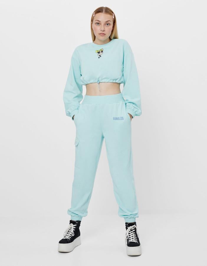 Supernenas al poder. Bershka les dedica toda una colección entre la que puedes encontrar este chándal con sudadera corta en diferentes colores, todos pastel. La parte de arriba cuesta 17,99 mientras que el pantalón son 19,99 euros.