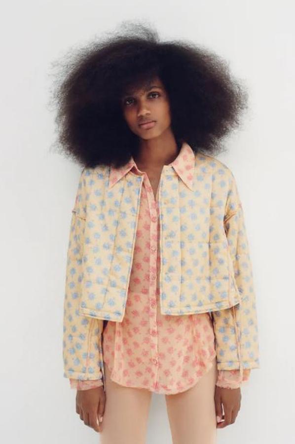 Las más románticas encuentran en esta cazadora de Zara su mejor aliada. Con el fondo crudo y flores mini en color azul, se ha convertido ya en la prenda más 'achuchable' de la nueva colección de la firma de Inditex (39,95 euros).