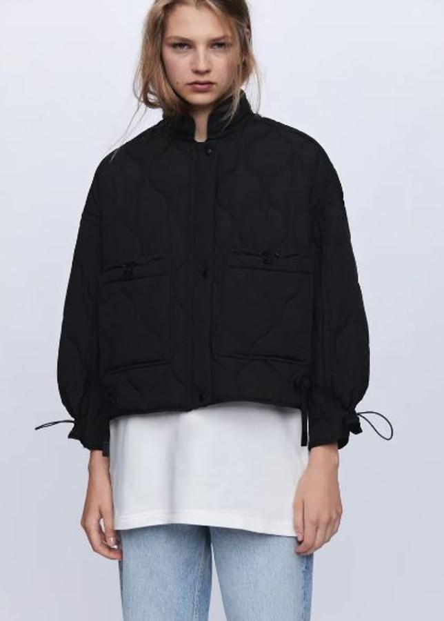 Corta, amplia y con tiras que se ajustan en los puños. Es el modelo más minimalista de todas las nuevas colecciones y ahí reside su encanto: es fácil y pega con todo. Es un modelo de Zara (39,95 euros).